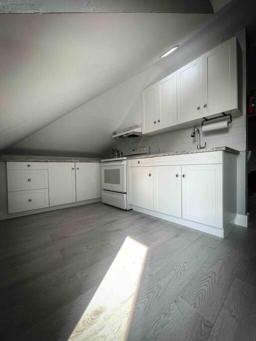 Unique Modern Luxury 2 Bedroom Apartment Rental Chapleau Екстер'єр фото